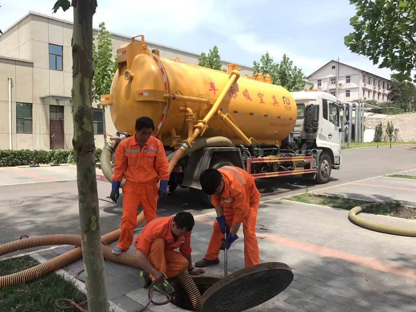 金牛管道疏通车停在窨井附近