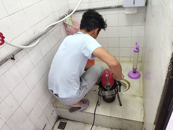 金牛管道堵塞冒臭气 专业师傅现场解决问题