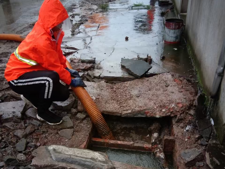 金牛专业清理污水池 炜誉市政以规范流程守护城市 “肠道”