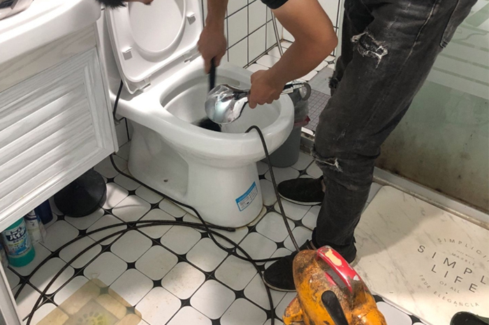 金牛马桶堵塞自己疏通还是找师傅？专业上门服务让你省时更省心
