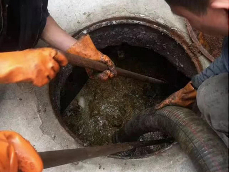 金牛清理化粪池时如何避免沼气的危害？